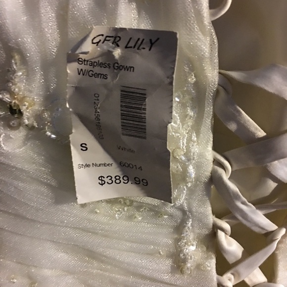 Formal gown/prom/semi formal/gala/wedding - Picture 5 of 8